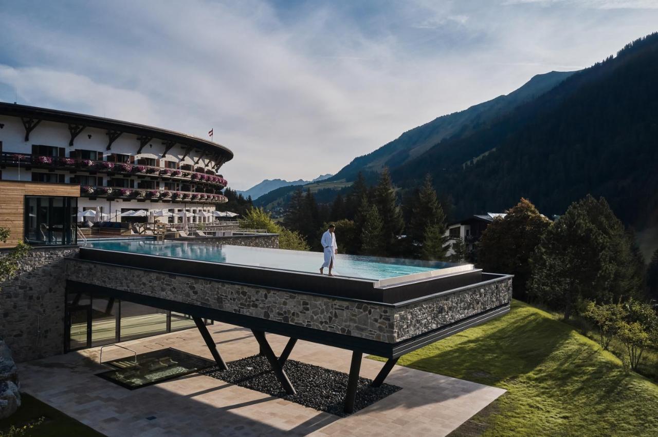 A-Rosa Ifen Hotel Kleinwalsertal Hirschegg  Εξωτερικό φωτογραφία The swimming pool at the Hotel Axelmannstein
