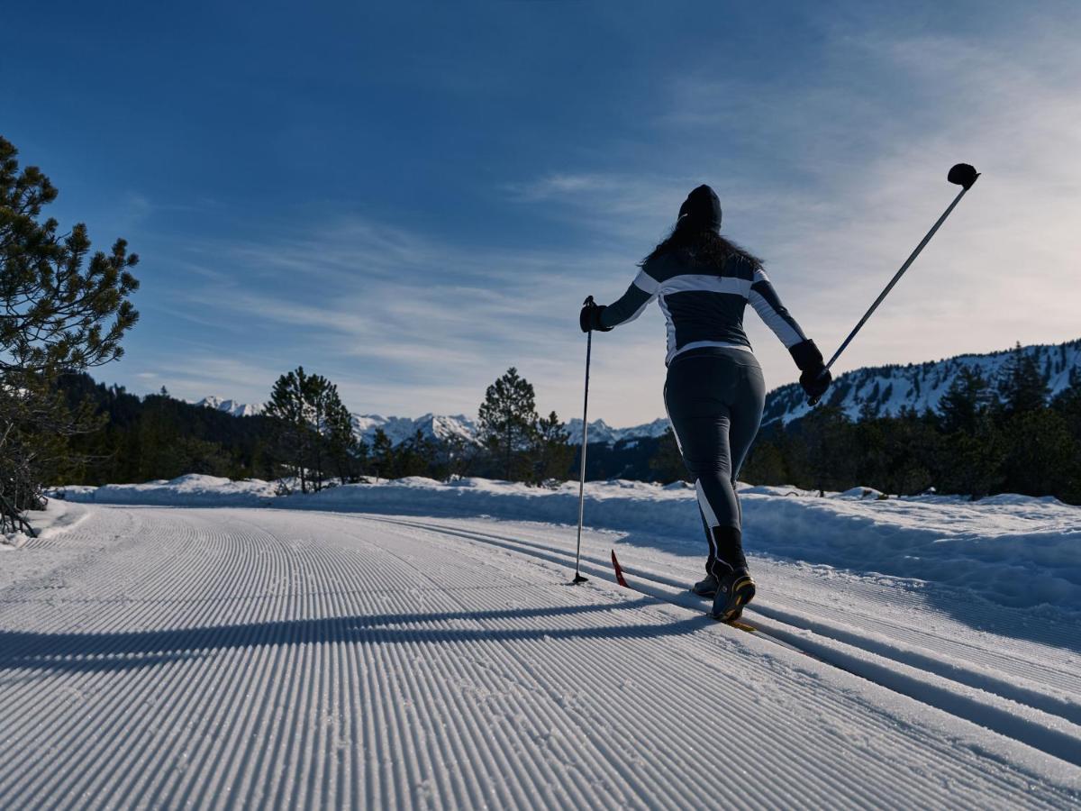 A-Rosa Ifen Hotel Kleinwalsertal Hirschegg  Εξωτερικό φωτογραφία Cross-country skier on a track