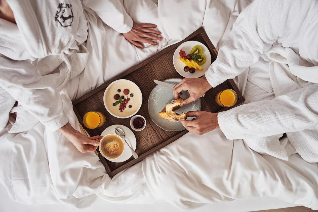 A-Rosa Ifen Hotel Kleinwalsertal Hirschegg  Εξωτερικό φωτογραφία In-room dining at a luxury hotel