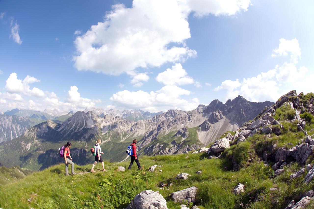 A-Rosa Ifen Hotel Kleinwalsertal Hirschegg  Εξωτερικό φωτογραφία Hiking in the Alps