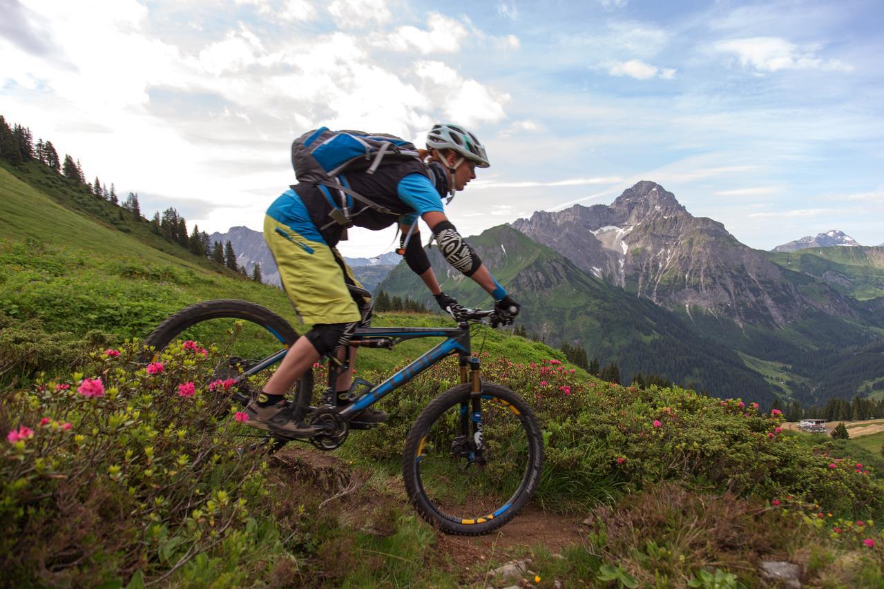 A-Rosa Ifen Hotel Kleinwalsertal Hirschegg  Εξωτερικό φωτογραφία A mountain biker in the Alps