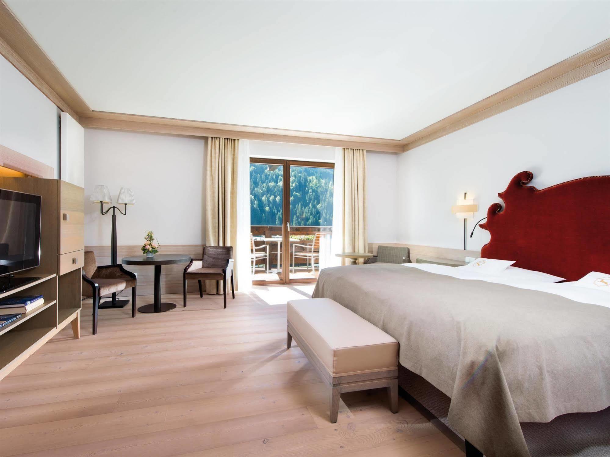 A-Rosa Ifen Hotel Kleinwalsertal Hirschegg  Εξωτερικό φωτογραφία A room at the Hotel Axelmannstein